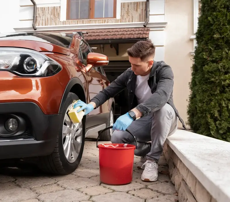Lavage auto à domicile Aron : professionnel intervenant sur un véhicule